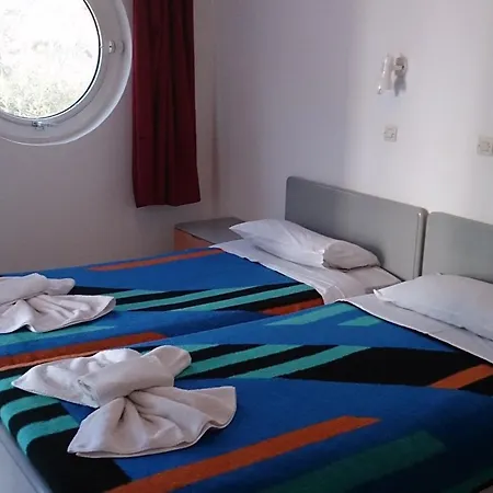 Manine Ξενοδοχείο *